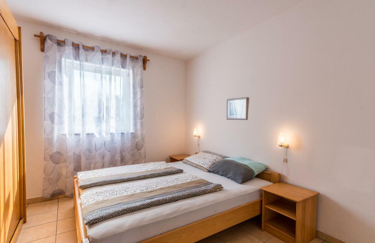 Pansion Dujmovic 1 Apartment Malinska Exterior photo